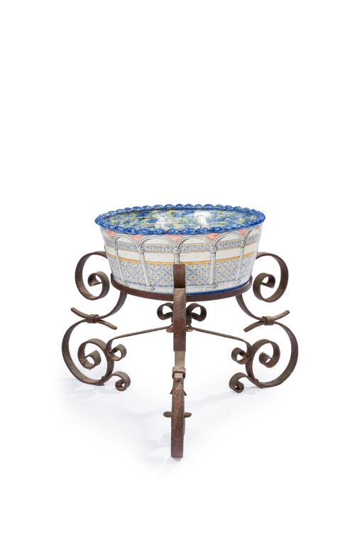 15 - <p><span class="object_title">Gran lebrillo en cerámica esmaltada y vidriada de Talavera. Firmado y fechado en el año 2000. Con originales placas en el campo de soldados de los Tercios de Flandes y el capitán orando al Cristo resucitado. Arcadas de medio punto en la pared exterior.<br/><br/></span><br></p>
