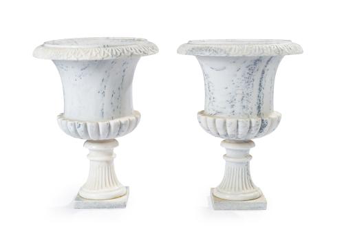 17 - <p><span class="object_title">Pareja de copas Medici para exterior en mármol blanco jaspeado. Cuerpo gallonado y perímetro superior de acantos. </span><br></p>