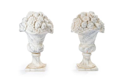 20 - <p><span class="object_title">Pareja de copas de exterior en mármol blanco jaspeado con cuerpo gallonado rematadas en frutos.</span><br></p>