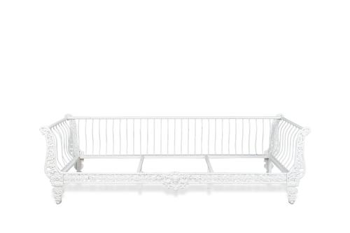 19 - <p><span class="object_title">Gran pareja de sofás de exterior en hierro forjado y pintado en blanco. Decoraciones caladas de flores y motivos vegetales. Faldones con bustos centrales a modo de mascarones. </span><br></p>