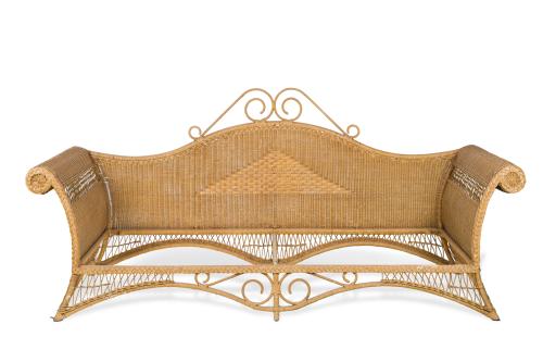 Pareja de grandes sofás de mimbre para exterior.