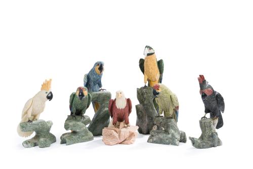 Lote de 7 aves exóticas en piedras duras sobre ramas de var