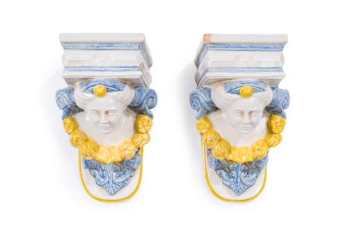 Pareja de ménsulas en "maiolica" italiana con decoración de