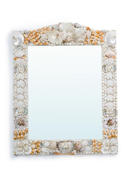 27   -  <p><span class="object_title">Espejo de pared con marco marino cuajado de conchas y caracolas nacaradas. </span><br></p>