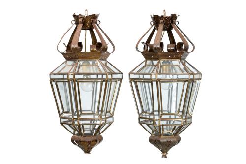 1 - <p><span class="object_title">Pareja de faroles de exterior en metal pintado con paños en cristal. </span><br></p>
