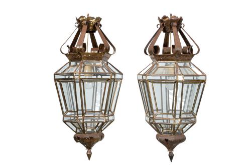 6   -  <p><span class="object_title">Pareja de faroles de exterior en metal pintado con paños en cristal. </span><br></p>