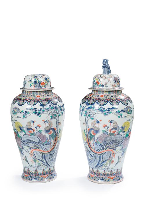 Gran pareja de grandes jarrones globulares con tapa en porc