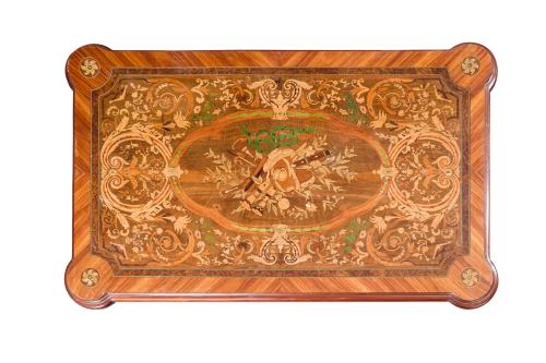 Mesa centro de estilo neoclásico en madera tallada cuajada 