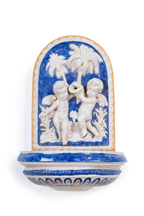 315   -  <p><span class="object_title">Fuente en cerámica española con decoración esmaltada y vidriada de escena con angelotes en paisaje sujetando un cántaro en medio relieve.</span><br></p>