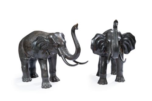 Gran pareja de elefantes de exterior en metal pavonado.