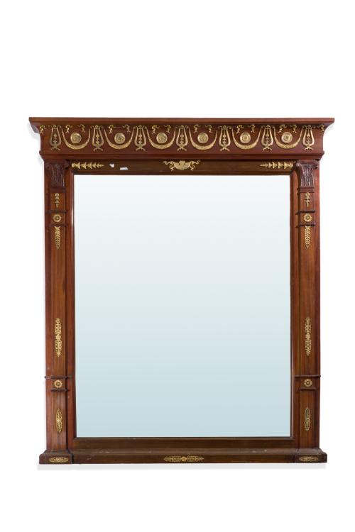 203   -  <p><span class="object_title">Espejo de pared con marco de estilo Imperio en madera de caoba con aplicaciones en bronce dorado con decoración de palmetas, guirnaldas y rosetones florales. </span><br></p>