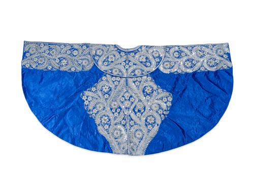 631   -  <p><span class="object_title">Capote de paseo en seda azul purísima con aplicaciones de hilos de plata y lentejuelas.</span><br></p>