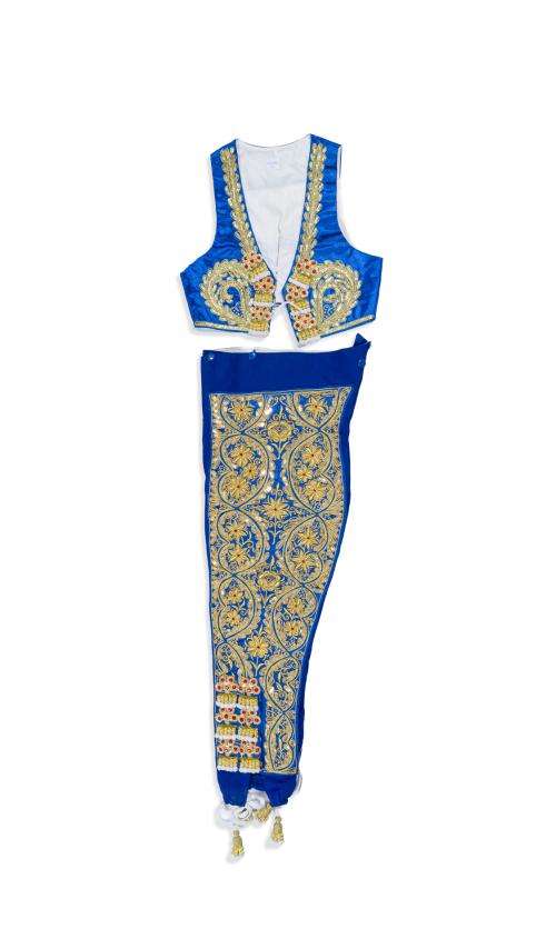 632   -  <p><span class="object_title">Conjunto de taleguilla y chaleco de torero en seda azul purísima con hilos de oro y abalorios. </span><br></p>