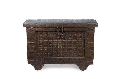 11   -  <p><span class="object_title">Antiguo baúl de viaje antiguo indio de inspiración rajastaní (India). <br/>En madera revestido con placas de latón repujado y herrajes de hierro. Decoración geométrica y zoomorfa. </span><br></p>