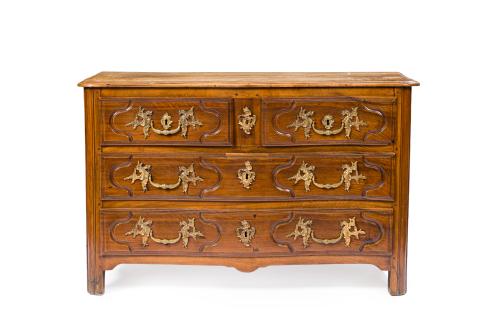 218   -  <p><span class="object_title">Cómoda provenzal Luis XV Francia S. XVIII<br/>En madera de nogal, tres registros de cajones, el superior doble. Decoración moldurada en el frente, tiradores y bocallaves en bronce dorado con  motivos de rocallas y hojas de acanto. Con llave. </span><br></p>