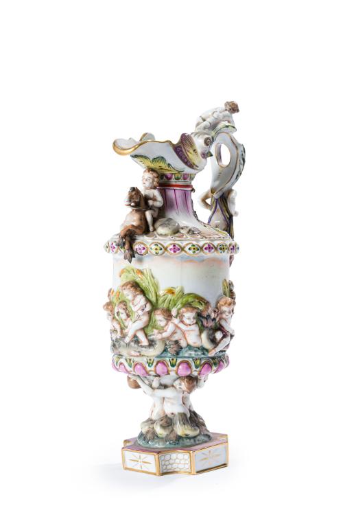 Jarra en porcelana esmaltada de Capodimonte, S. XIX. Con 