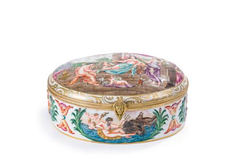 Caja oval en porcelana esmaltada y dorada de Capodimonte, S