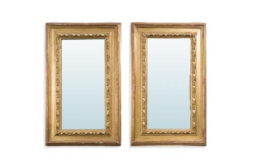 Pareja de espejos rectangulares con marcos en madera tallad