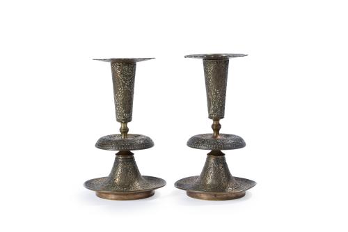 Pareja de candeleros asiáticos en bronce calado y dorado. S