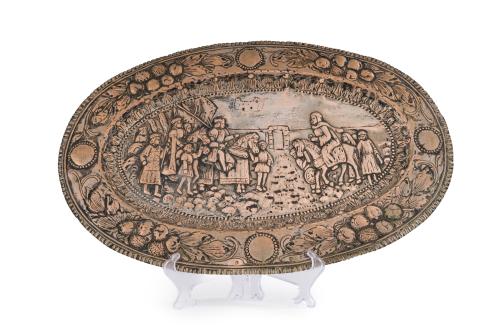 294   -  <p><span class="object_title">Bandeja oval en plata C. 1900.<br/>Campo cincelado y relevado con la escena de entrega de llaves de Granada por Boabdil a los Reyes Católicos en el campo, en el alero decoración de frutos, hojas y medallones. Perímetro con acaladuras y decoración de contarios. </span><br></p>