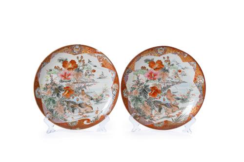 37   -  <p><span class="object_title">Pareja de platos en porcelana estilo Kutani, Japón, S. XX<br/>Con decoración de esmaltes polícromos y dorados en reserva de motivos florales y aves</span><br></p>