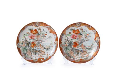 Pareja de platos en porcelana estilo Kutani, Japón, S. XX