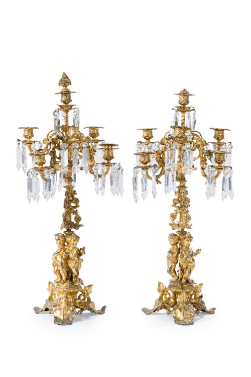 Pareja de candelabros estilo Luis XV.En metal dorado, con