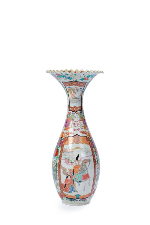 Jarrón en porcelana esmaltada, Japón, ff. S. XIX.Con boca