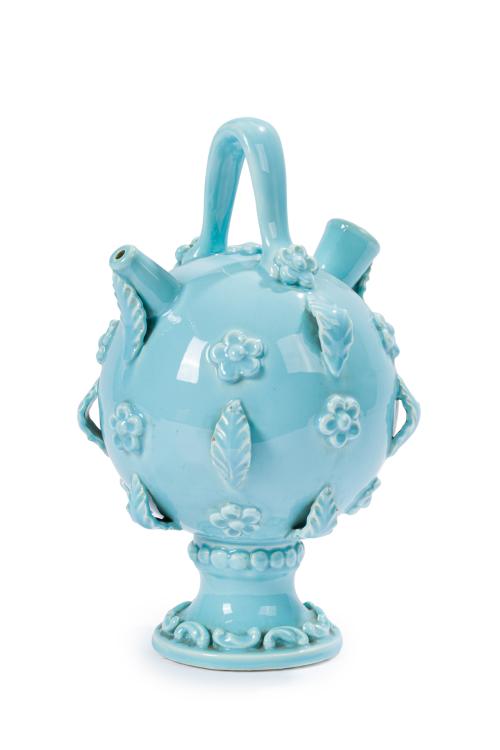 124 - <p><span class="object_title">Botijo en cerámica de Manises vidriado en azul con aplicaciones de hojas y flores, ff. S. XIX.</span><br></p>