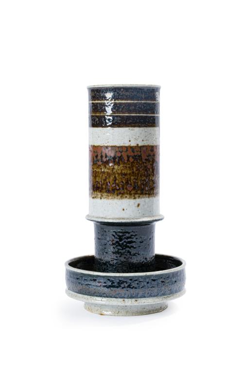 176   -  <p><span class="object_title">RORSTRAND-INGER PERSSON. Suecia, años 70.<br/>Lote formado por jarrón y centro en cerámica Studio art de Inger Persson para Rörstrand. Con marcas.</span><br></p>