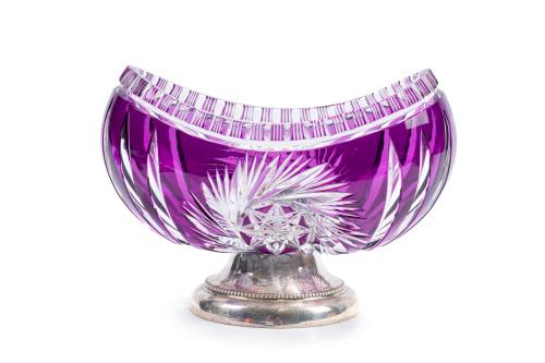 389   -  <p><span class="object_title">Centro en cristal de Bohemia tallado en color amatista y pie en plata. </span><br></p>