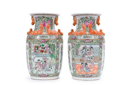 42   -  <p><span class="object_title">Pareja de jarrones en porcelana china de Cantón, Familia Rosa, China, ppios S. XX.<br/>Decoración esmaltada y vidriada de escenas cortesanas y florales en cartelas. Originales dragones en relieve en el cuello.<br/>Sobre peanas en madera tallada y dorada. Con marcas.</span><br></p>