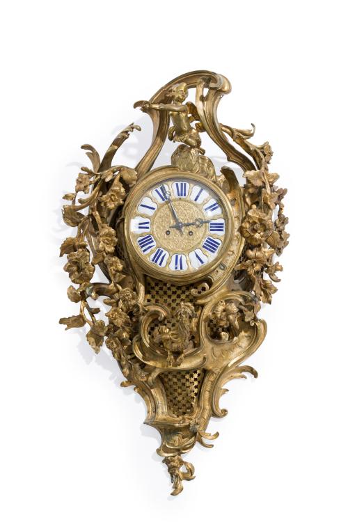 158 - <p><span class="object_title">Gran reloj de pared de estilo Luis XV en bronce dorado y calado con decoración de guirnaldas florales. Francia, S. XIX.</span><br></p>