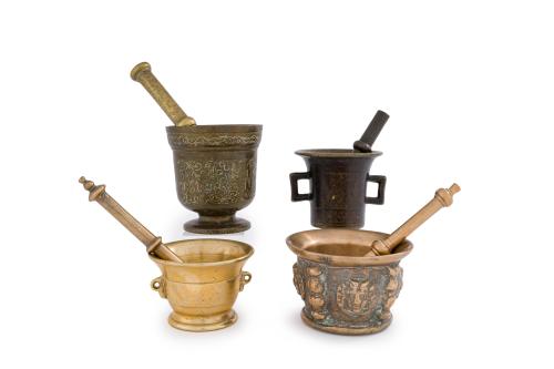 Lote de cuatro almireces antiguos en bronce dorado. Con sus