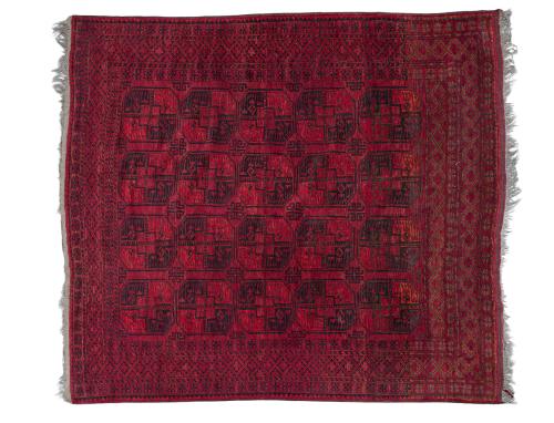 152   -  <p><span class="object_title">Alfombra turca en lana con decoración geométrica sobre campo granate. </span><br></p>