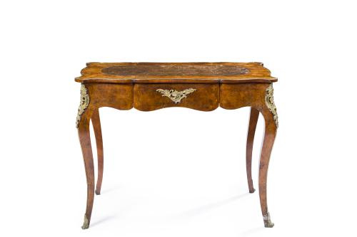 Escritorio de estilo Luis XV en madera de nogal con decorac