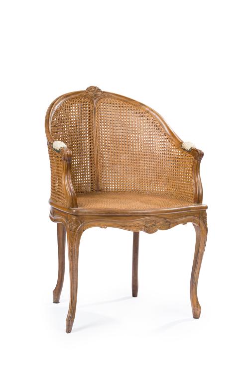 223   -  <p><span class="object_title">Butaca de estilo Luis XV en madera tallada con decoración de flores. Asiento y respaldo en rejilla. Francia, S. XIX.</span><br></p>