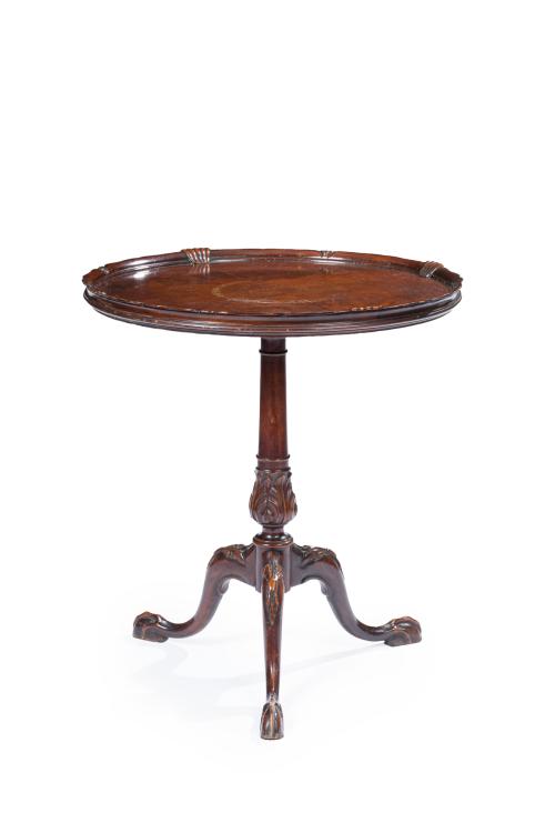 Mesita velador en madera de caoba tallada con decoración ve