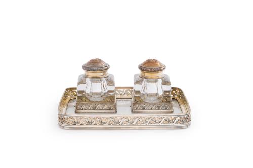 155 - <p><span class="object_title">BOIN-TABURET, FRANCIA, C. 1880.<br/>Exqusita escribanía en plata y cristal.<br/>Con dos tinteros en cristal con base tallada en punta de diamante. Sobre soporte en cristal con galería calada<br/></span><br></p>