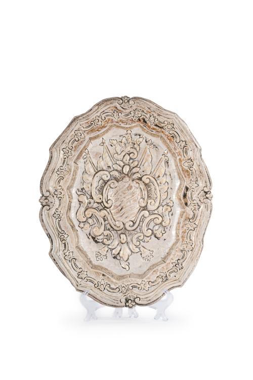 302   -  <p><span class="object_title">Bandeja oval en plata cordobesa repujada, con marcas de Juan de Luque y Leive, Córdoba, 1775.</span><br></p>