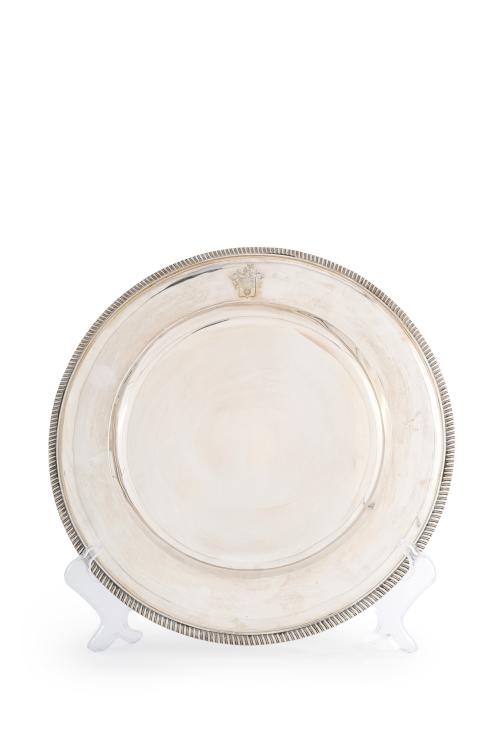 Gran bandeja circular en plata inglesa punzonada y blasonad