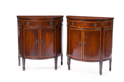 270   -  <p><span class="object_title">Pareja de consolas de media luna en madera de caoba y palma de caoba, S. XIX. <br/>Con filos de marquetería, cajón en cintura y doble puerta inferior. <br/></span><br></p>