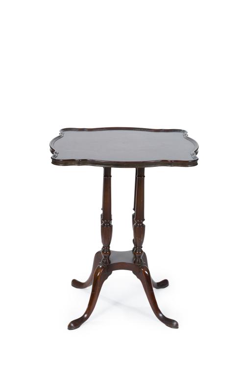 Mesita auxiliar de estilo inglés en madera de caoba. 