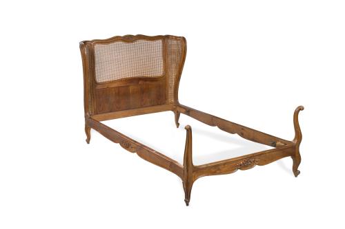 Pareja de camas en madera con cabeceros en rejilla. 