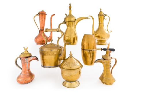 74 - <p><span class="object_title">Lote turco en latón y cobre formado por: cafetera, recipiente para te, jarra para agua, y 5 teteras.</span><br></p>