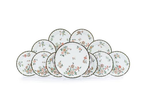 285   -  <p><span class="object_title">LIMOGES.<br/>Juego de merienda para 10 servicios compuesto por bandeja para tartas y 10 platitos.  Decoración floral esmaltada. Con marcas.<br/></span><br></p>