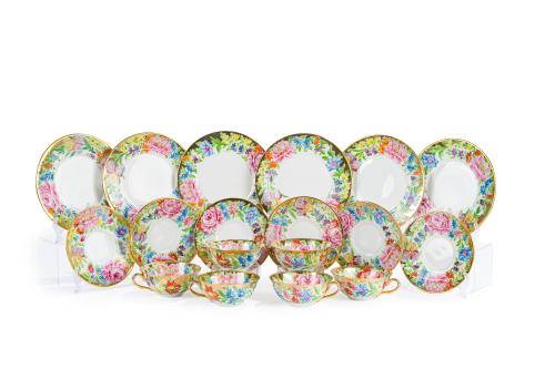392   -  <p><span class="object_title">Juego de merienda en porcelana centroeuropea con alero y decoración de flores esmaltadas. </span><br></p>