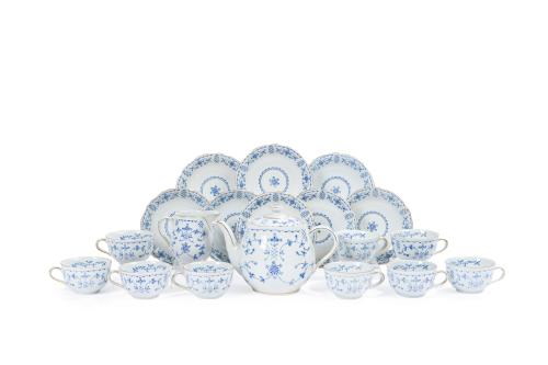 Juego de café en porcelana alemana con decoración de flores