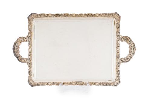 Bandeja rectangular con asas en plateado.