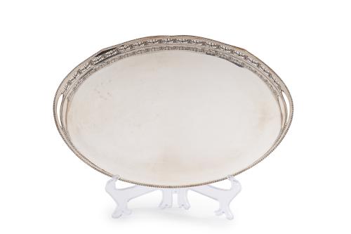 136   -  <p><span class="object_title">Elegante bandeja oval de galería en metal plateado de Sheffield. Decoración calada con guirnaldas florales. </span><br></p>